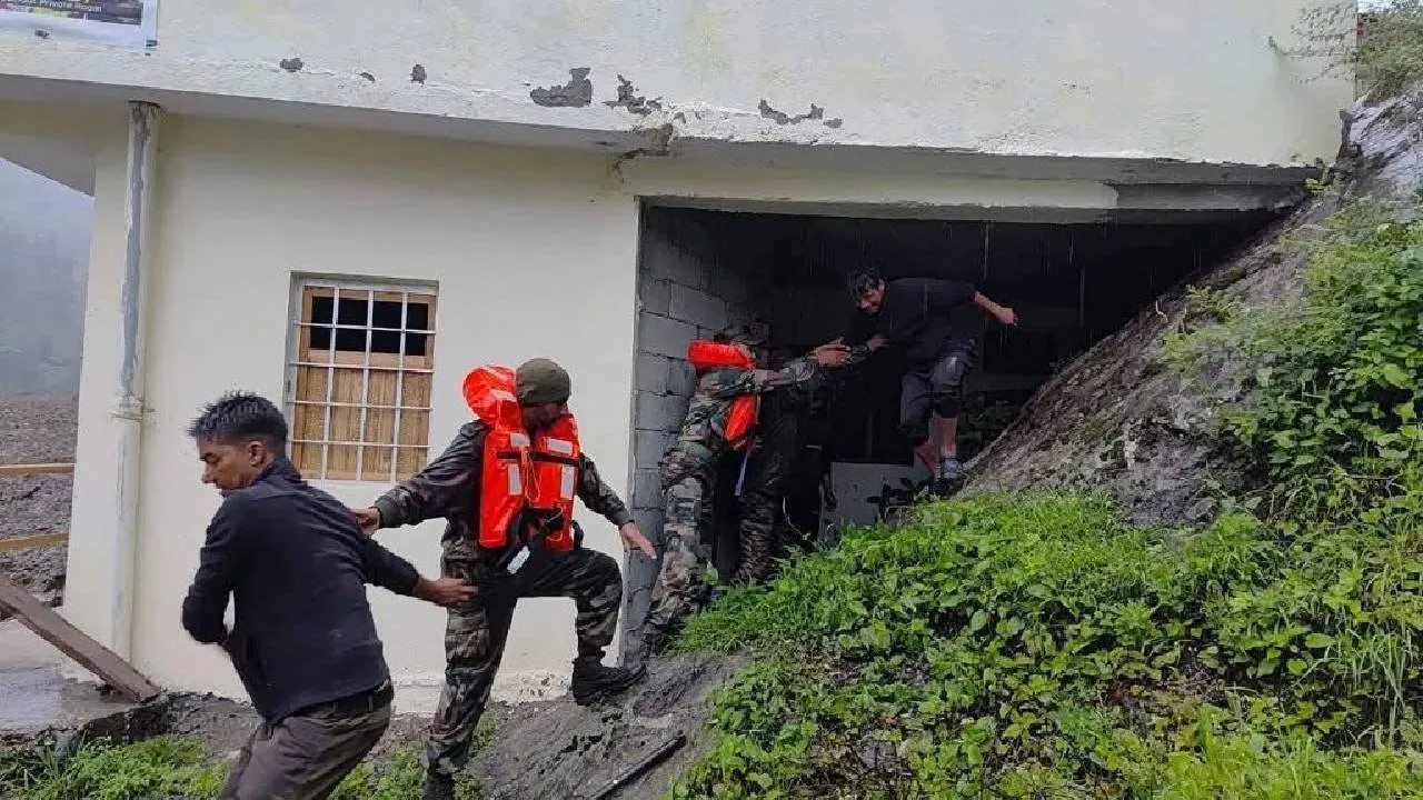 Twin Cloudbursts: ಉಕ್ಕೇರಿದ ಪ್ರವಾಹಕ್ಕೆ ಬದುಕು ಛಿದ್ರ ಛಿದ್ರ; ಉತ್ತರಕಾಶಿಯ ಅವಳಿ ಮೇಘಸ್ಫೋಟದ ದುರಂತ ಚಿತ್ರಣ - Image 6