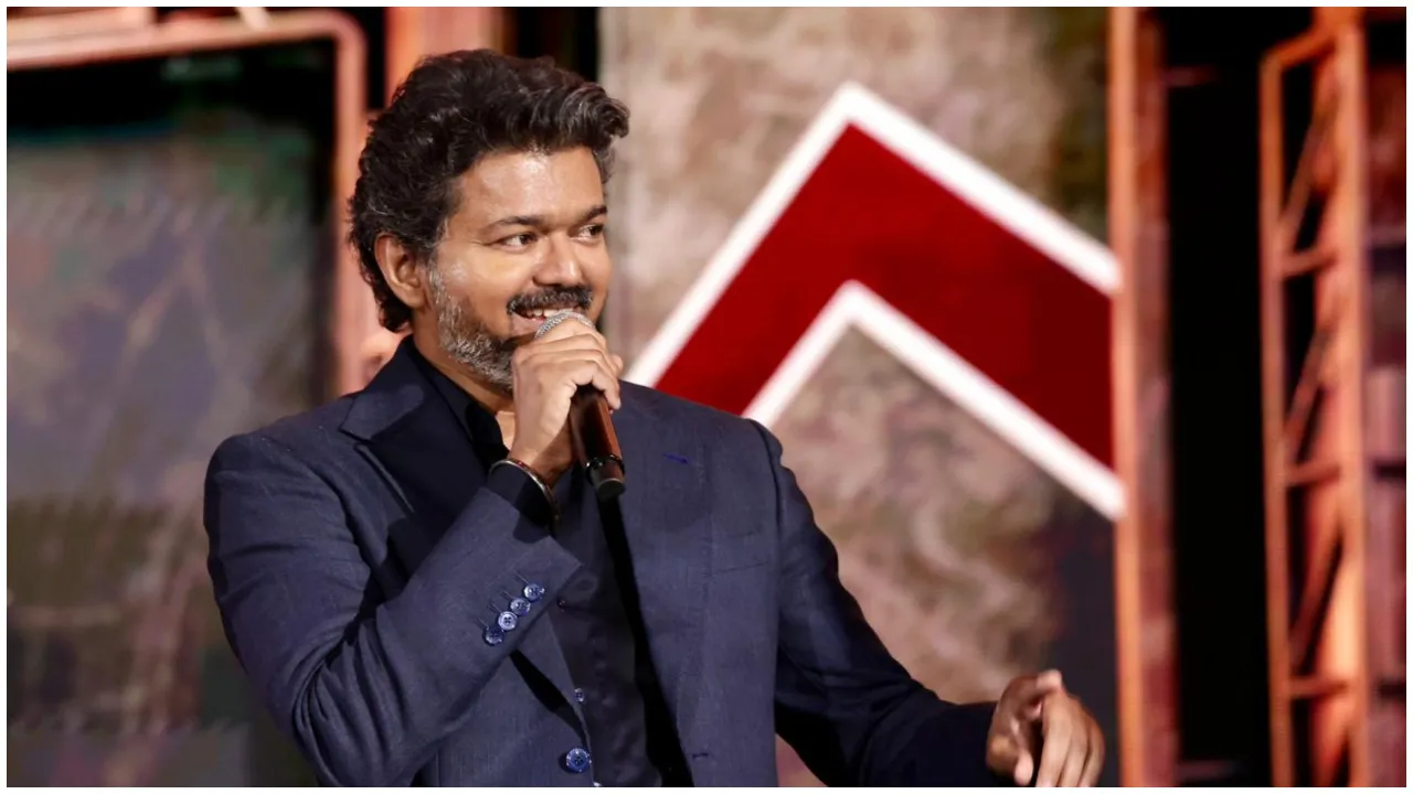 33 ವರ್ಷಗಳ ಸಿನಿ ಪಯಣಕ್ಕೆ ನಟ ವಿಜಯ್‌ ವಿದಾಯ; ದಳಪತಿಯ ಕೊನೇ ಸಿನಿಮಾದ ಆಡಿಯೋ ಲಾಂಚ್‌ ಹೇಗಿತ್ತು? ಇಲ್ಲಿವೆ ಕಲರ್‌ಫುಲ್‌ ಫೋಟೋಗಳು - Image 1