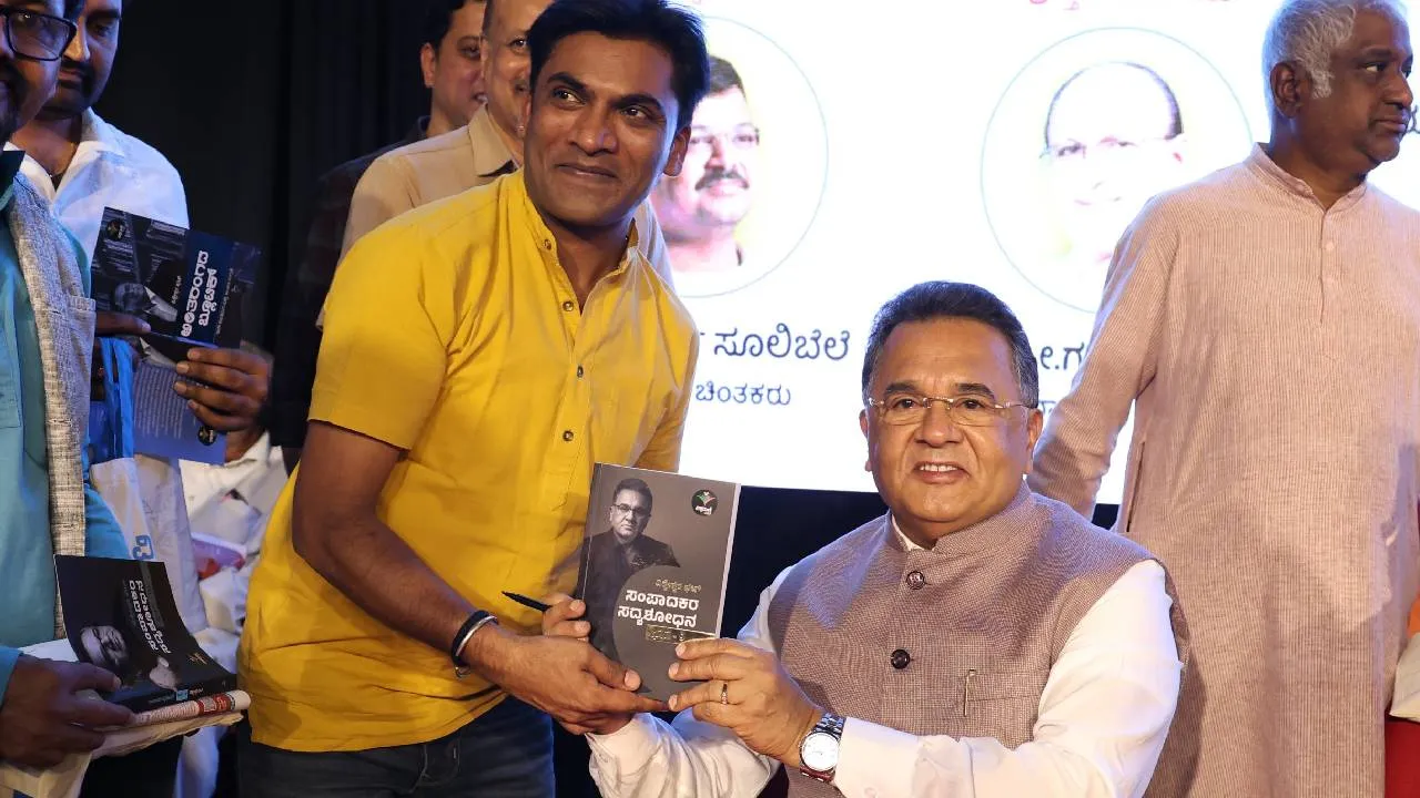 ವಿಶ್ವವಾಣಿ ಪುಸ್ತಕ ಬಿಡುಗಡೆ ಸಮಾರಂಭ; ವಿಶ್ವೇಶ್ವರ ಭಟ್ ಜತೆ ಅಭಿಮಾನಿಗಳು! - Image 1