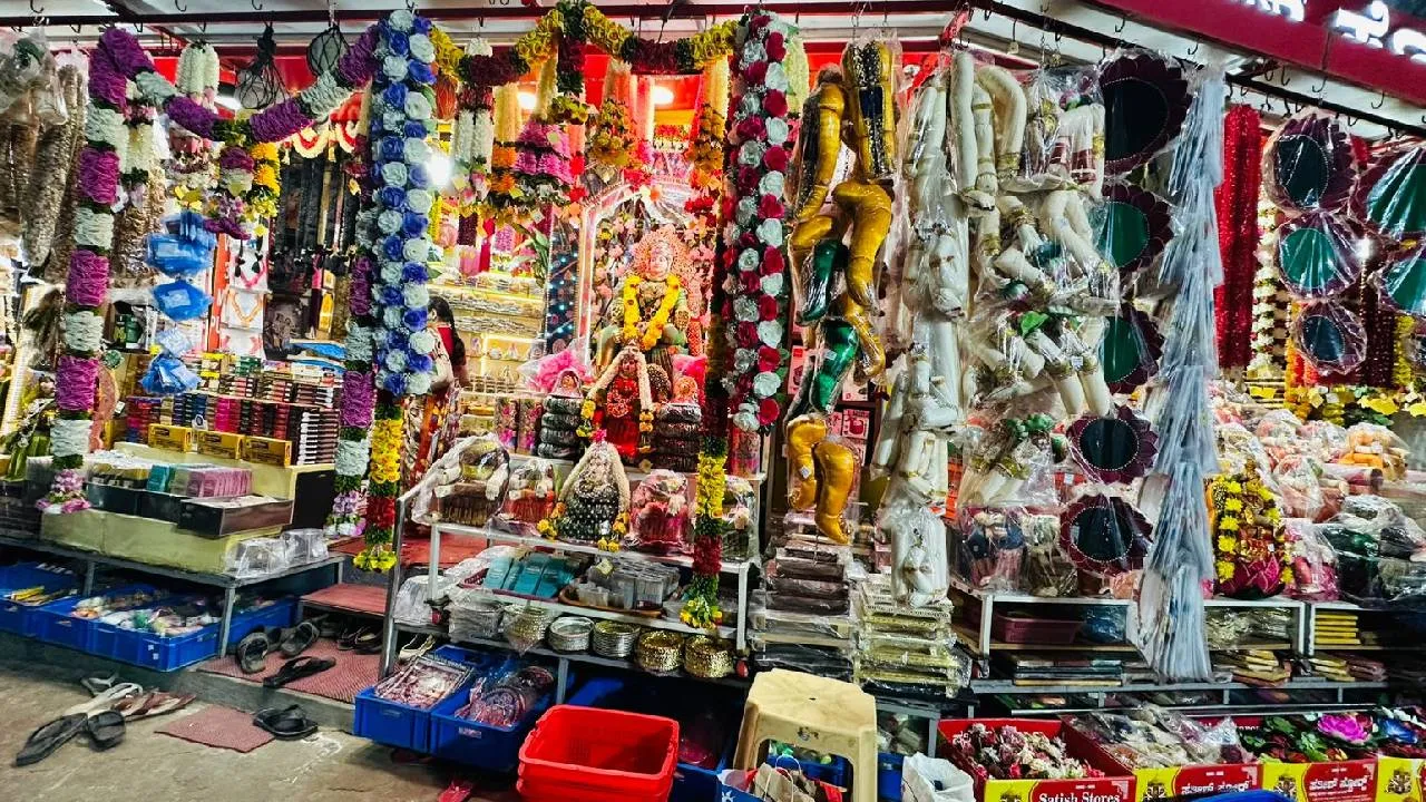 Varamahalaxmi Festival 2025: ಹಬ್ಬಕ್ಕೆ ಲಗ್ಗೆ ಇಟ್ಟ ರೆಡಿಮೇಡ್ ವರಮಹಾಲಕ್ಷ್ಮಿ ಅಲಂಕಾರಿಕ ಸಾಮಗ್ರಿಗಳು - Image 1