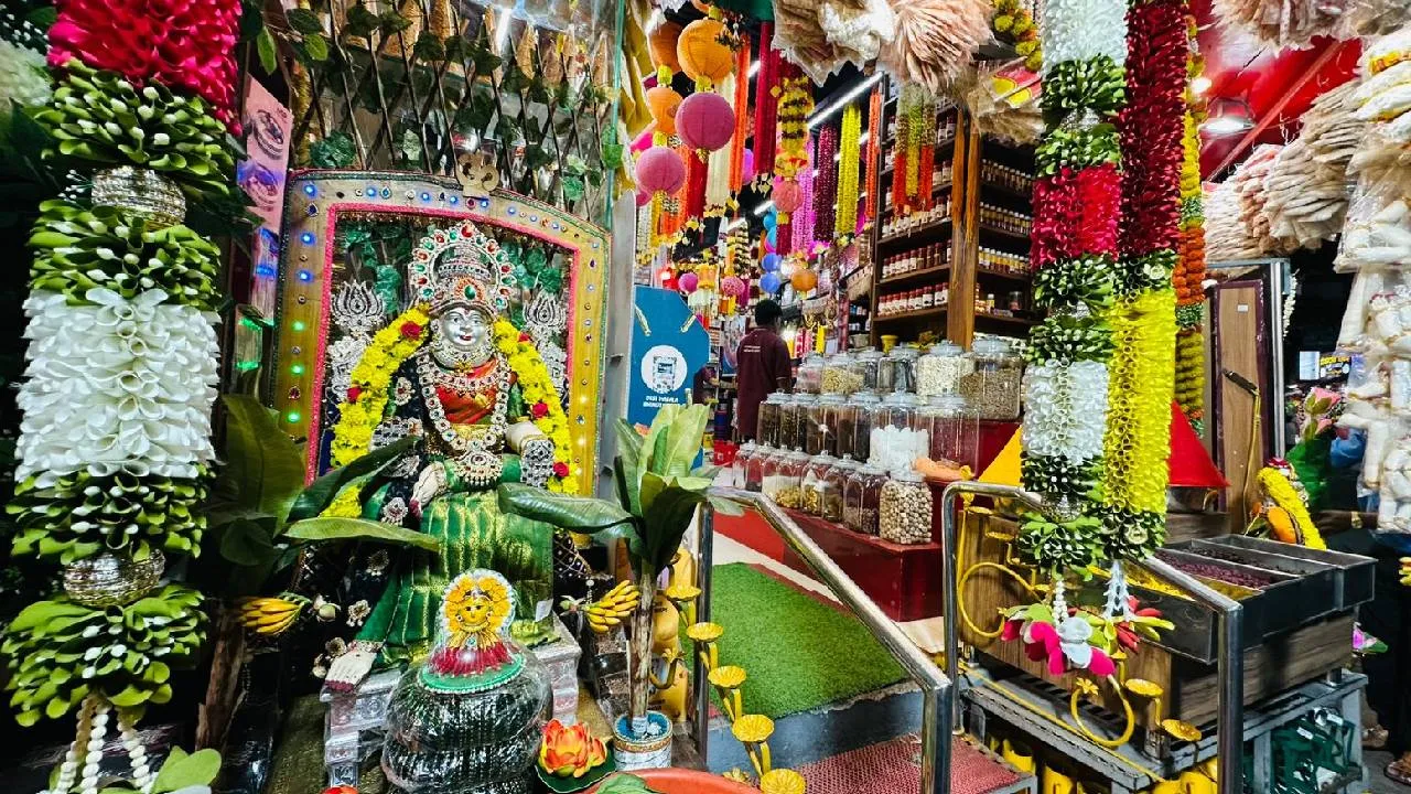 Varamahalaxmi Festival 2025: ಹಬ್ಬಕ್ಕೆ ಲಗ್ಗೆ ಇಟ್ಟ ರೆಡಿಮೇಡ್ ವರಮಹಾಲಕ್ಷ್ಮಿ ಅಲಂಕಾರಿಕ ಸಾಮಗ್ರಿಗಳು - Image 2