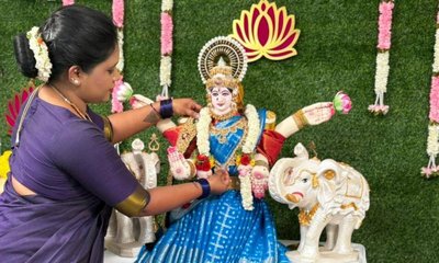 ವರ ಮಹಾಲಕ್ಷ್ಮಿಗೆ ಆಕರ್ಷಕವಾಗಿ ಸೀರೆ ಉಡಿಸಿ ಅಲಂಕರಿಸಿ