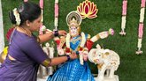 ವರ ಮಹಾಲಕ್ಷ್ಮಿಗೆ ಆಕರ್ಷಕವಾಗಿ ಸೀರೆ ಉಡಿಸಿ ಅಲಂಕರಿಸಿ