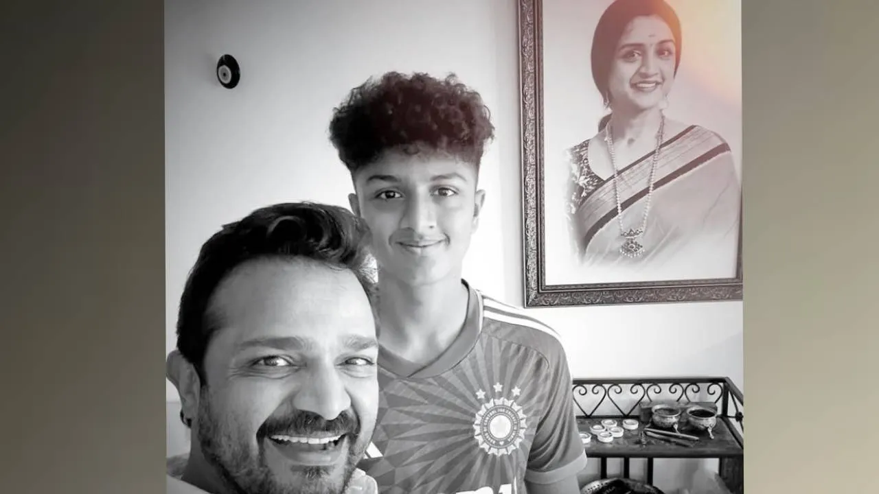 ʼಚಿನ್ನ ನಿನ್ನ ಮಗ ಪಾಸ್‌ ಆಗಿದ್ದಾನೆʼ; ದಿವಂಗತ ಪತ್ನಿ ನೆನಪಲ್ಲಿ ವಿಜಯ್‌ ರಾಘವೇಂದ್ರ ಪೋಸ್ಟ್ - Image 5