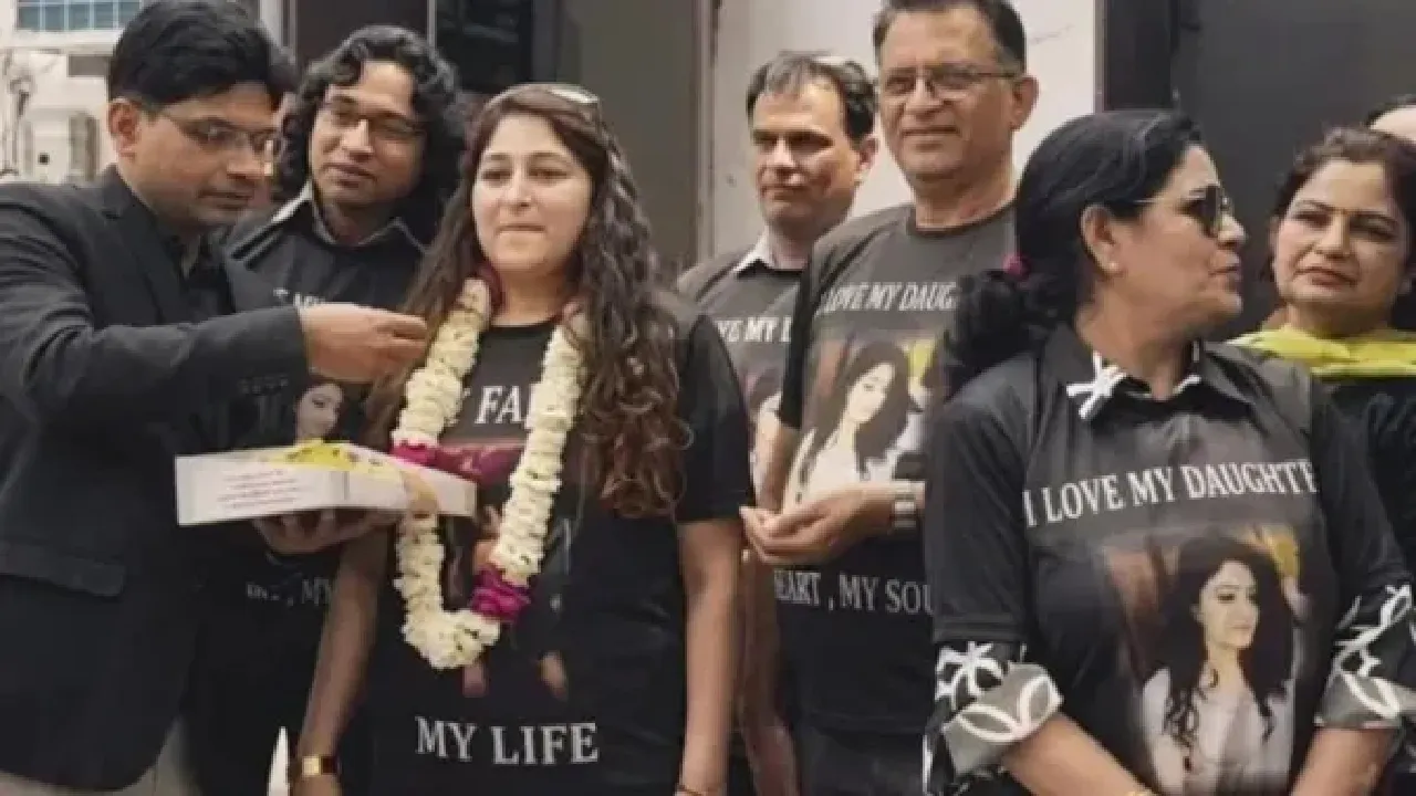 ವಿಚ್ಛೇದಿತ ಮಗಳಿಗೆ ಹಾರ ಹಾಕಿ ಮನೆಗೆ ಸ್ವಾಗತ ಮಾಡಿದ ನಿವೃತ ನ್ಯಾಯಾಧೀಶ; ವಿಡಿಯೋ ನೋಡಿ