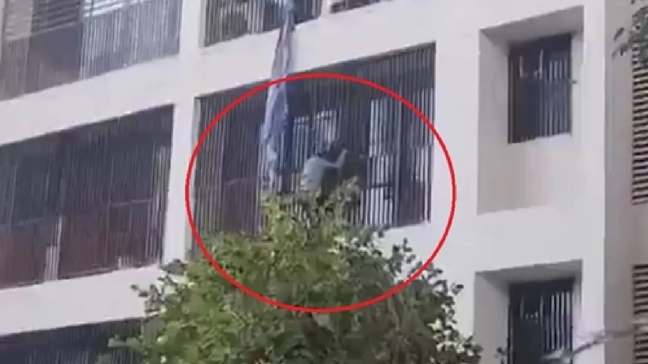 Ahmedabad Plane Crash: ಹಾಸ್ಟೆಲ್‌ ಕಟ್ಟಡಕ್ಕೆ ವಿಮಾನ ಅಪ್ಪಳಿಸುತ್ತಿದ್ದಂತೆ ಕಿಟಕಿಯಿಂದ ಜಿಗಿದ ವಿದ್ಯಾರ್ಥಿ; ವಿಡಿಯೊ ವೈರಲ್‌