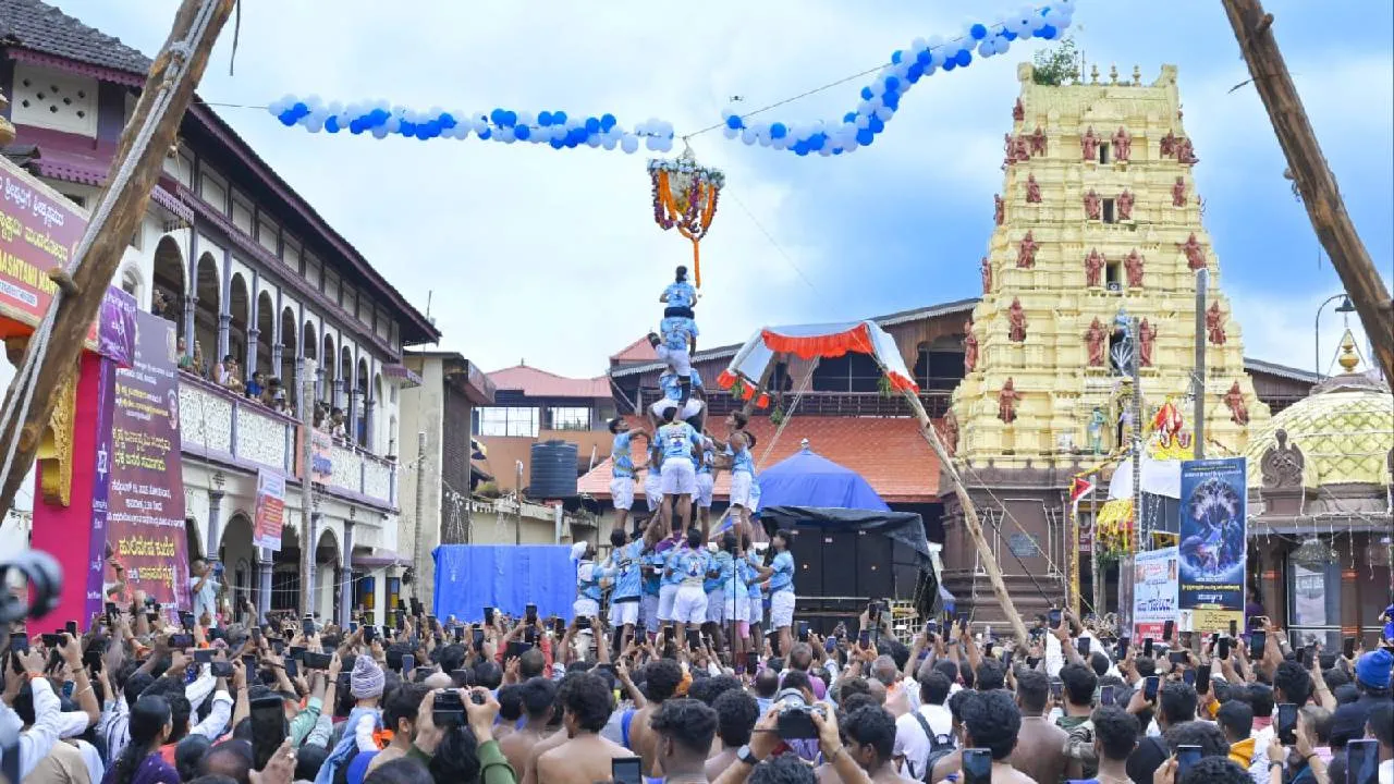 Vitla Pindi Mahotsav: ಕೃಷ್ಣನೂರು ಉಡುಪಿಯಲ್ಲಿ ಜನ್ಮಾಷ್ಟಮಿ, ಲೀಲೋತ್ಸವ ಸಂಭ್ರಮ; ಬಗೆ ಬಗೆಯ ವೇಷ, ಹುಲಿ ಕುಣಿತದ ವೈಭವಕ್ಕೆ ಮಾರುಹೋದ ಭಕ್ತರು - Image 1