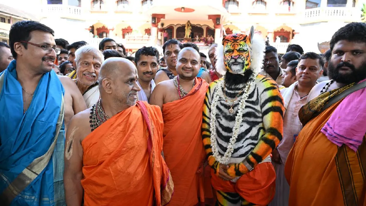 Vitla Pindi Mahotsav: ಕೃಷ್ಣನೂರು ಉಡುಪಿಯಲ್ಲಿ ಜನ್ಮಾಷ್ಟಮಿ, ಲೀಲೋತ್ಸವ ಸಂಭ್ರಮ; ಬಗೆ ಬಗೆಯ ವೇಷ, ಹುಲಿ ಕುಣಿತದ ವೈಭವಕ್ಕೆ ಮಾರುಹೋದ ಭಕ್ತರು - Image 7