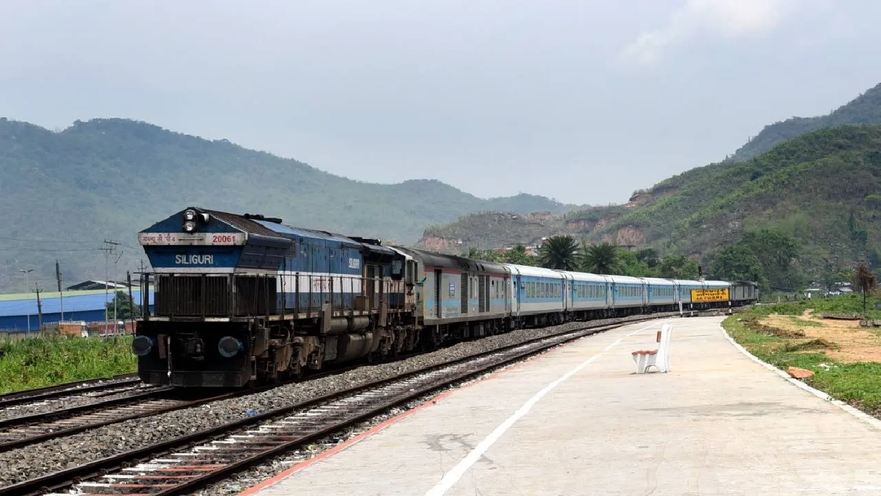 Longest Train Routes In India: ವಿವೇಕ್‌ ಎಕ್ಸ್‌ಪ್ರೆಸ್‌, ಹಿಮಸಾಗರ್‌ ಎಕ್ಸ್‌ಪ್ರೆಸ್‌...ಟಾಪ್‌ 5 ದೀರ್ಘ ದೂರ ಪಯಣದ ರೈಲುಗಳಿವು - Image 1
