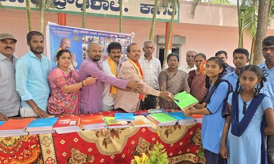 ಶಬರಿ ಜನ ಸೇವಾ ಟ್ರಸ್ಟ್ ವತಿಯಿಂದ ಲೇಖನ ಸಾಮಗ್ರಿಗಳ ವಿತರಣೆ