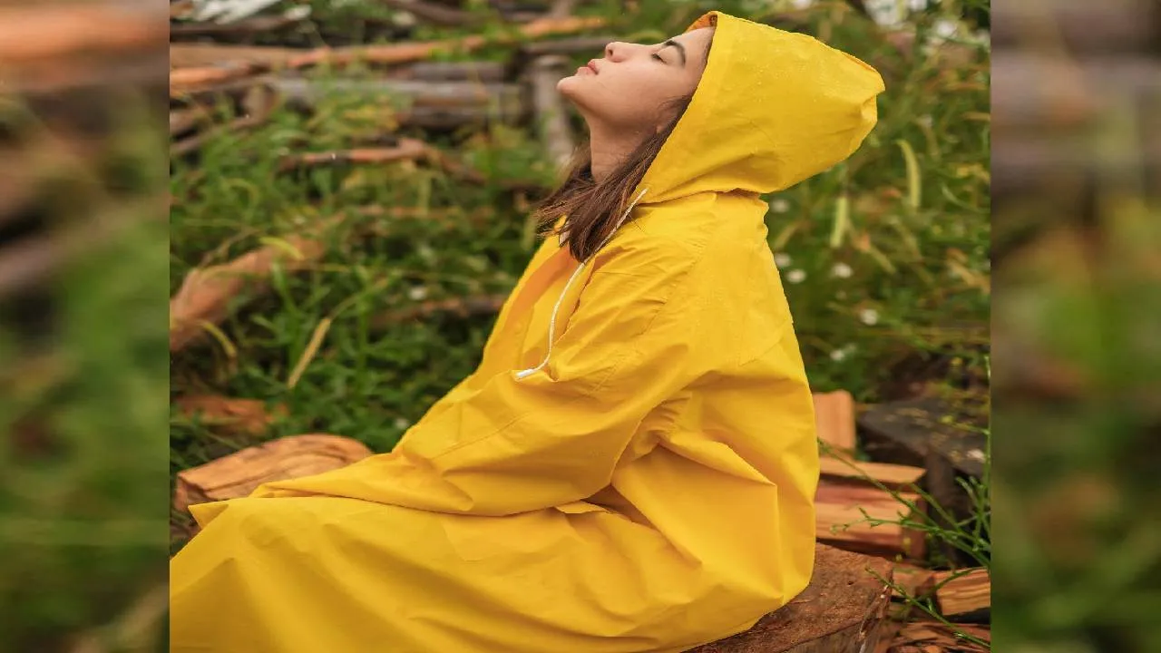 Monsoon Fashion 2026: ಮಳೆಗೆ ಬಂತು ವೈಬ್ರೆಂಟ್ ಕಲರ್ಸ್‌ನ ರೈನ್‌ಕೋಟ್ಸ್ - Image 5