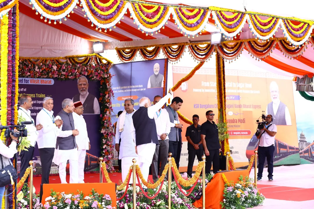 Vande Bharat Train: ವಂದೇ ಭಾರತ್‌ ರೈಲಿಗೆ ಪ್ರಧಾನಿ ಮೋದಿ ಚಾಲನೆ- ಸಿಎಂ ಸಿದ್ದರಾಮಯ್ಯ ಸಾಥ್‌; ಫೋಟೋಗಳು ಇಲ್ಲಿವೆ - Image 1