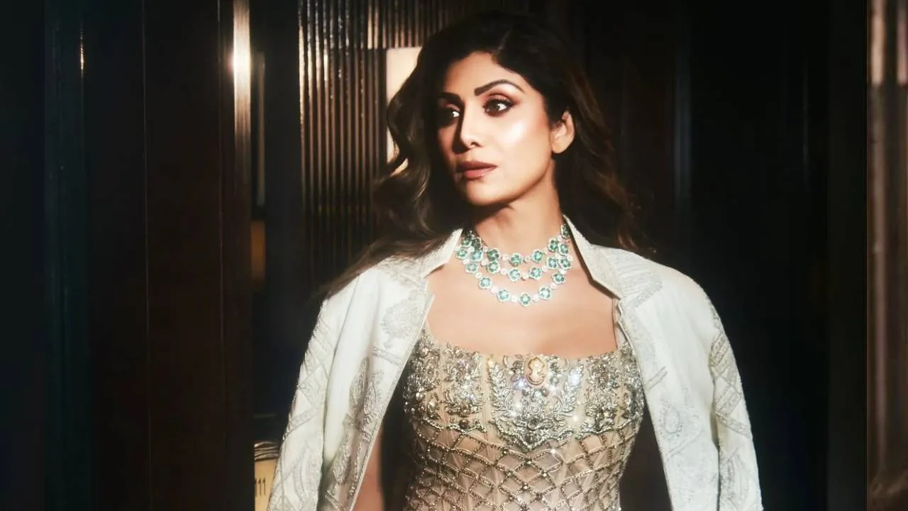 Star Fashion 2025: ಕಾರ್ಸೆಟ್‌ ಡ್ರೇಪ್‌ ಸ್ಕರ್ಟ್‌ನಲ್ಲಿ ಮಿರಮಿರ ಮಿನುಗಿದ ಶಿಲ್ಪಾ ಶೆಟ್ಟಿ - Image 4