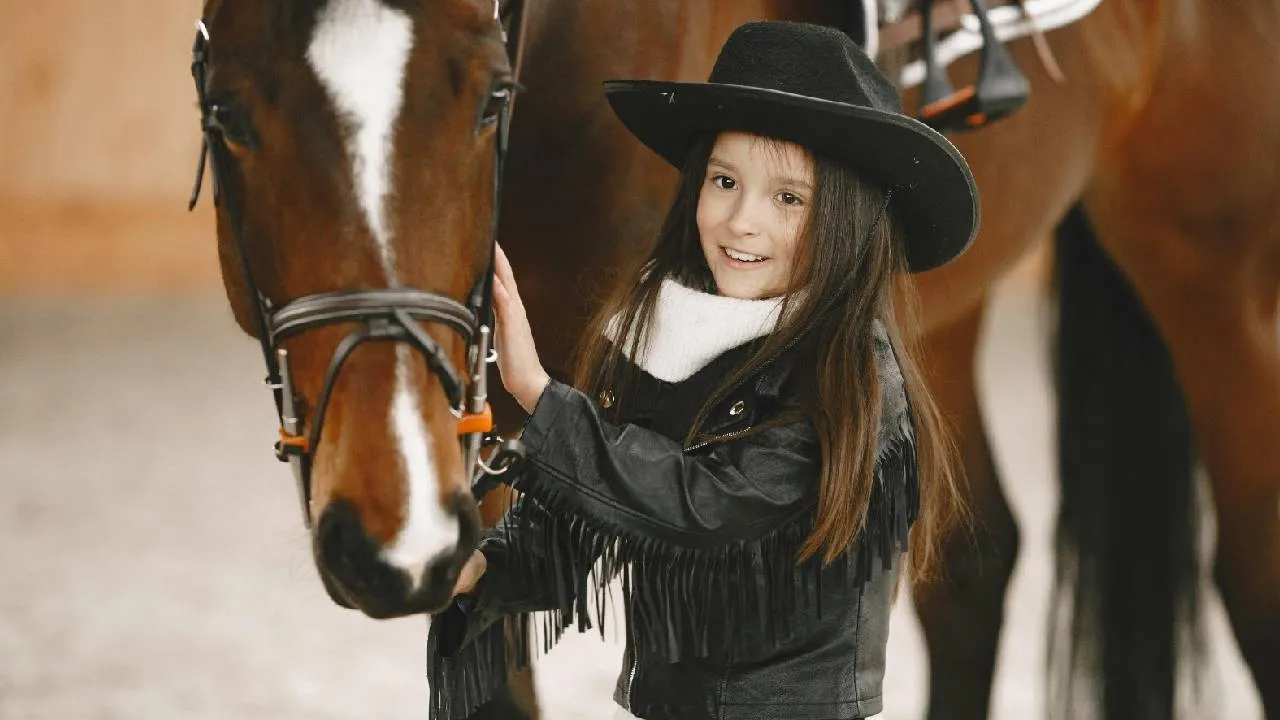 Winter Fashion 2026: ವಿಂಟರ್ ಫ್ಯಾಷನ್‌ನಲ್ಲಿ ಫ್ರಿಂಝ್ ಜಾಕೆಟ್ ಹಂಗಾಮ - Image 4