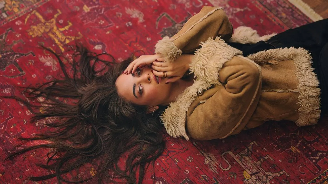 Winter Fashion 2025: ಹೈ ಫ್ಯಾಷನ್ ಪ್ರಿಯರನ್ನು ಸವಾರಿ ಮಾಡುತ್ತಿರುವ ಶಿಯರ್ಲಿಂಗ್ ಜಾಕೆಟ್ - Image 3