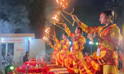 ದೇವಾಲಯದಲ್ಲಿ ಆರತಿ ನಡೆಸಿದ ಯುವತಿಯರು: ಇಲ್ಲಿದೆ ವಿಡಿಯೊ
