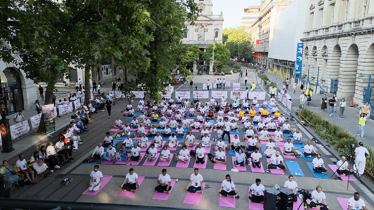 International Yoga Day: International Yoga Day: ಪ್ರಧಾನಿ ಮೋದಿಯಿಂದ ಹಿಡಿದು ಲಂಡನ್‌ವರೆಗೆ; ದೇಶ ವಿದೇಶದಲ್ಲಿ ಯೋಗ ದಿನಾಚರಣೆ - Image 3