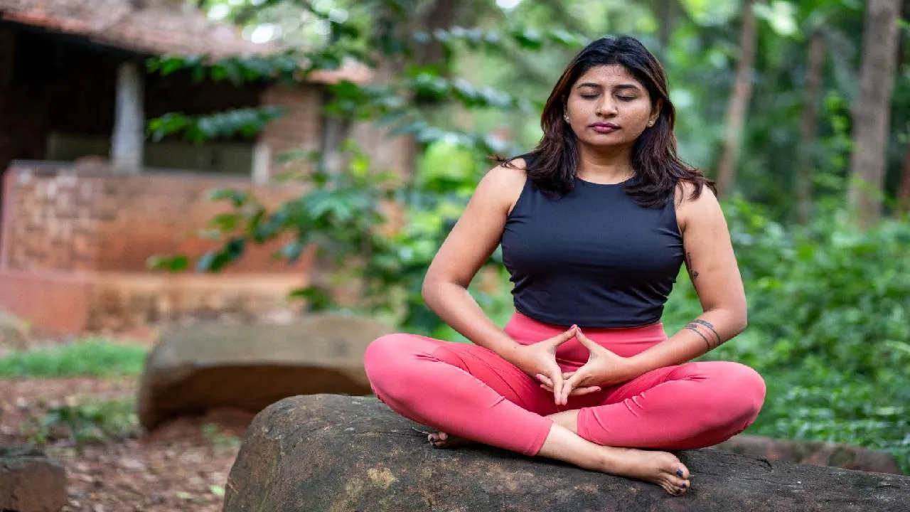 Yoga Fashion Tips 2026: ಯೋಗ ಫ್ಯಾಷನ್ ವೇರ್ಸ್ ಧರಿಸುವವರು ಗಮನದಲ್ಲಿಟ್ಟುಕೊಳ್ಳಬೇಕಾದ ಸಂಗತಿಗಳು - Image 3