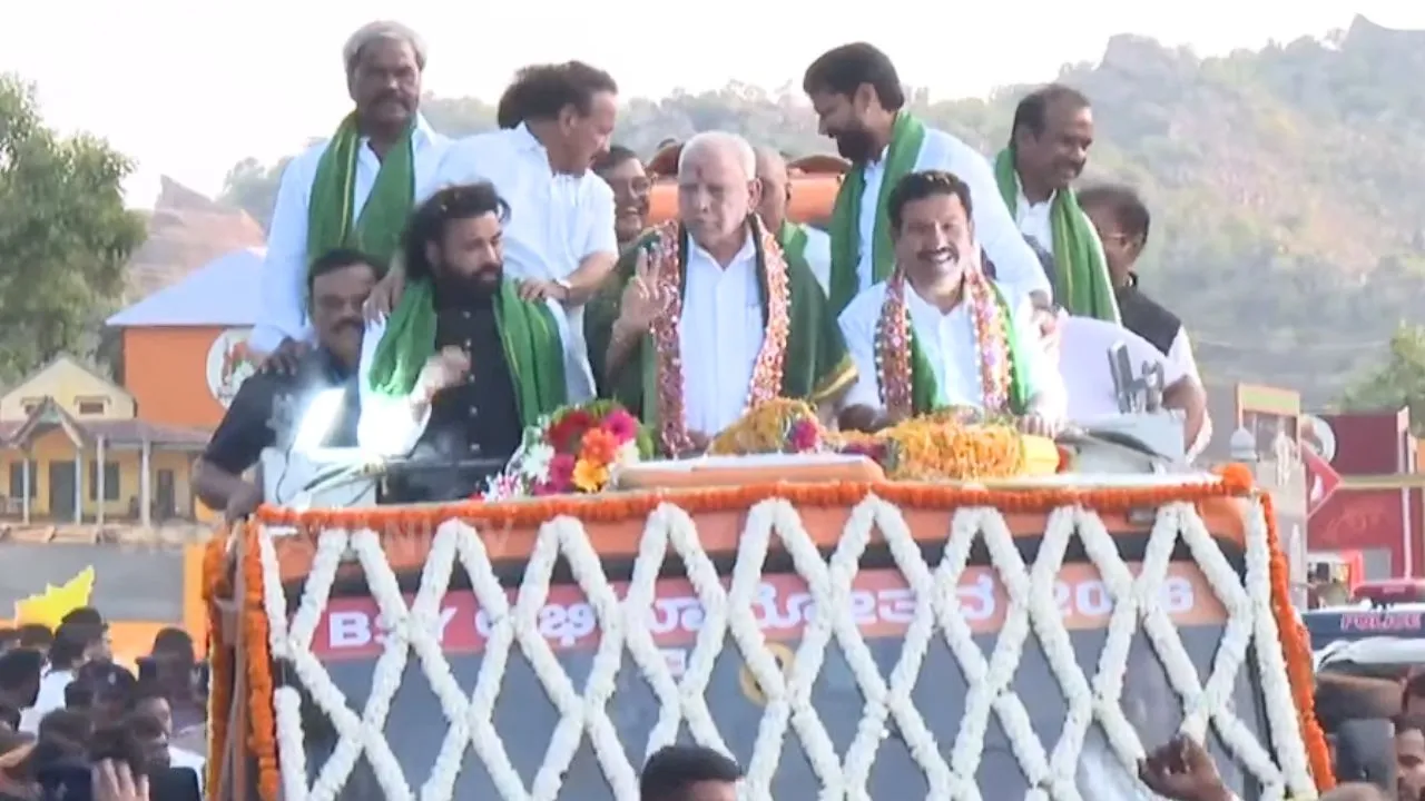 BSY Abhimanotsava: ಚಿತ್ರದುರ್ಗದಲ್ಲಿ ಬಿಎಸ್‌ವೈ ಪುರಪ್ರವೇಶ; ಬೃಹತ್‌ ಮೆರವಣಿಗೆ ಮೂಲಕ ಅದ್ಧೂರಿ ಸ್ವಾಗತ