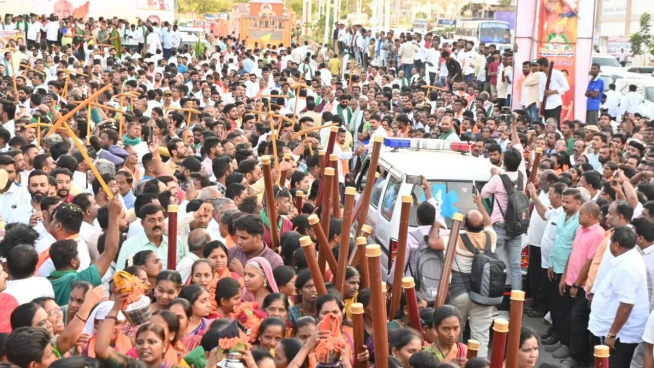 ಬಿಎಸ್‍ವೈ ಅದ್ಧೂರಿ ಪುರಪ್ರವೇಶ; ಪುಷ್ಪವೃಷ್ಟಿ, ಪೂರ್ಣಕುಂಭ ಸ್ವಾಗತ, ನೇಗಿಲ ಪ್ರತಿಕೃತಿ ಜತೆ ಭಾಗಿಯಾದ ರೈತರು - Image 4