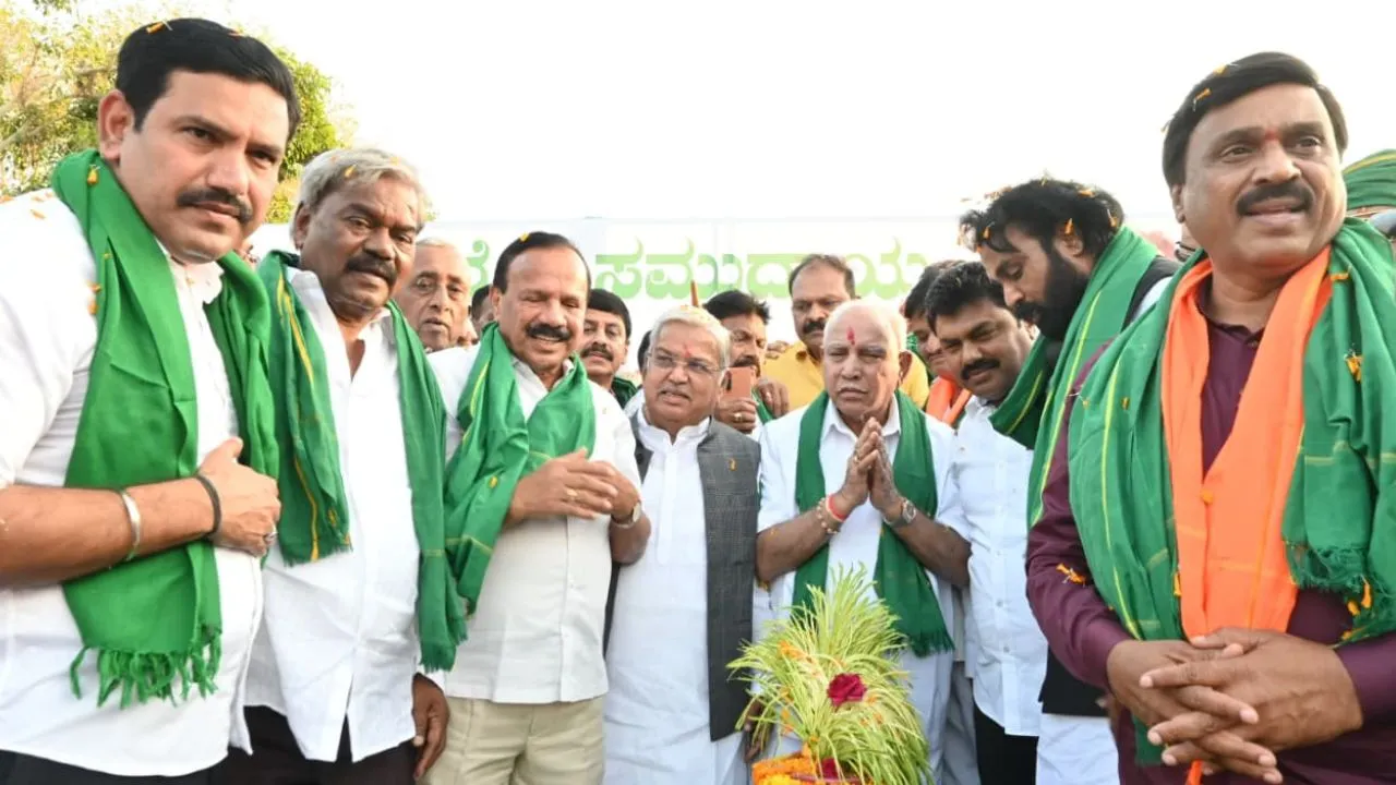 ಬಿಎಸ್‍ವೈ ಅದ್ಧೂರಿ ಪುರಪ್ರವೇಶ; ಪುಷ್ಪವೃಷ್ಟಿ, ಪೂರ್ಣಕುಂಭ ಸ್ವಾಗತ, ನೇಗಿಲ ಪ್ರತಿಕೃತಿ ಜತೆ ಭಾಗಿಯಾದ ರೈತರು - Image 1