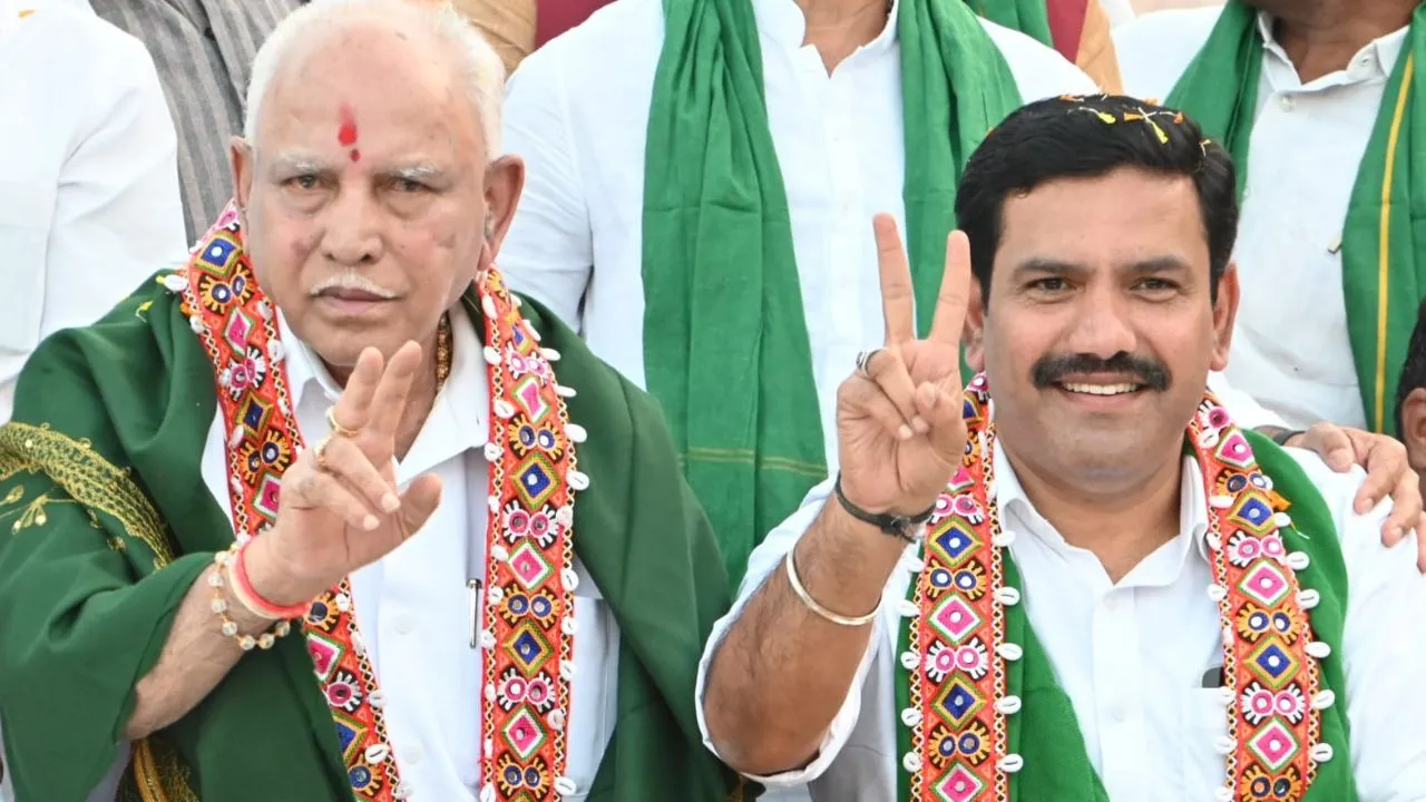 ಬಿಎಸ್‍ವೈ ಅದ್ಧೂರಿ ಪುರಪ್ರವೇಶ; ಪುಷ್ಪವೃಷ್ಟಿ, ಪೂರ್ಣಕುಂಭ ಸ್ವಾಗತ, ನೇಗಿಲ ಪ್ರತಿಕೃತಿ ಜತೆ ಭಾಗಿಯಾದ ರೈತರು - Image 2