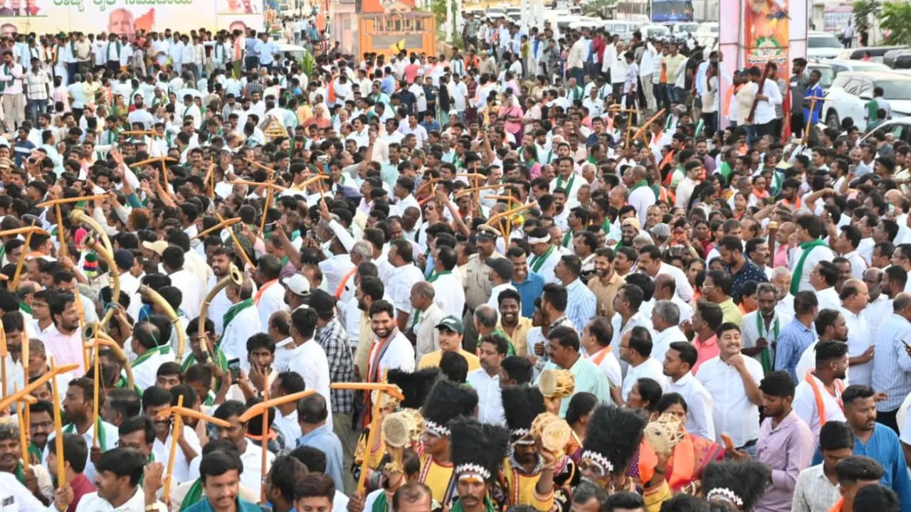 ಬಿಎಸ್‍ವೈ ಅದ್ಧೂರಿ ಪುರಪ್ರವೇಶ; ಪುಷ್ಪವೃಷ್ಟಿ, ಪೂರ್ಣಕುಂಭ ಸ್ವಾಗತ, ನೇಗಿಲ ಪ್ರತಿಕೃತಿ ಜತೆ ಭಾಗಿಯಾದ ರೈತರು - Image 5