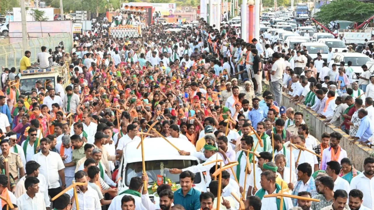 ಬಿಎಸ್‍ವೈ ಅದ್ಧೂರಿ ಪುರಪ್ರವೇಶ; ಪುಷ್ಪವೃಷ್ಟಿ, ಪೂರ್ಣಕುಂಭ ಸ್ವಾಗತ, ನೇಗಿಲ ಪ್ರತಿಕೃತಿ ಜತೆ ಭಾಗಿಯಾದ ರೈತರು - Image 6