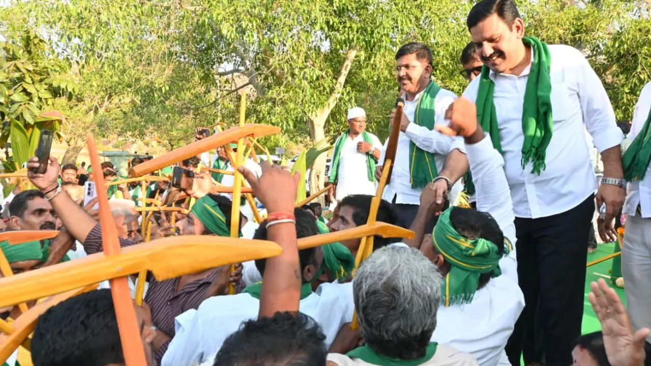 ಬಿಎಸ್‍ವೈ ಅದ್ಧೂರಿ ಪುರಪ್ರವೇಶ; ಪುಷ್ಪವೃಷ್ಟಿ, ಪೂರ್ಣಕುಂಭ ಸ್ವಾಗತ, ನೇಗಿಲ ಪ್ರತಿಕೃತಿ ಜತೆ ಭಾಗಿಯಾದ ರೈತರು - Image 3