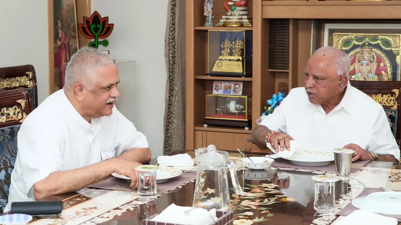 BS Yediyurappa: ಮಾಜಿ ಸಿಎಂ ಯಡಿಯೂರಪ್ಪ ನಿವಾಸಕ್ಕೆ ಬಿ.ಎಲ್‌.ಸಂತೋಷ್‌ ಭೇಟಿ; 50 ವರ್ಷಗಳ ಯಶಸ್ವಿ ರಾಜಕೀಯ ಜೀವನಕ್ಕೆ ವಿಶ್‌
