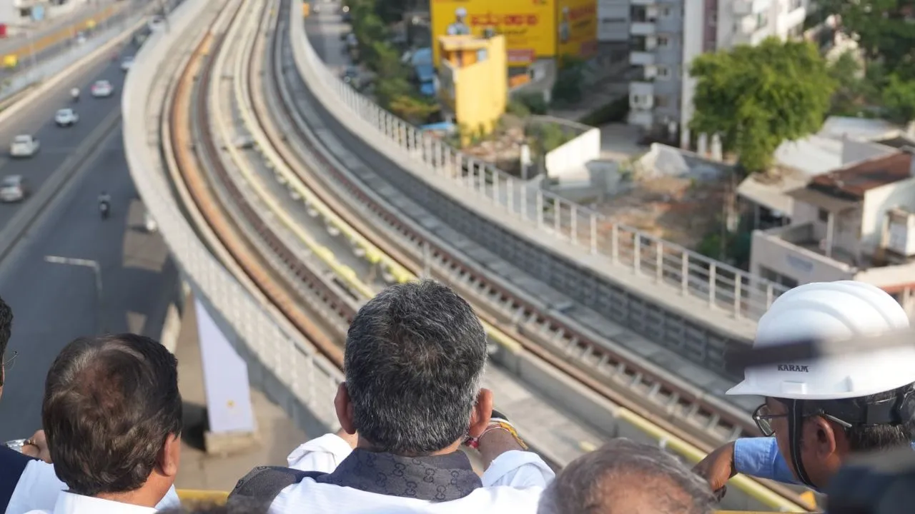 ಬೆಂಗಳೂರಿನಲ್ಲಿ ಆರ್‌ವಿ ರಸ್ತೆ-ಸಿಲ್ಕ್ ಬೋರ್ಡ್ ನಡುವಿನ ಡಬಲ್‌ ಡೆಕ್ಕರ್‌ ಫ್ಲೈಓವರ್‌ನಲ್ಲಿ ವಾಹನ ಸಂಚಾರಕ್ಕೆ ಡಿಸಿಎಂ ಡಿಕೆಶಿ ಚಾಲನೆ - Image 1
