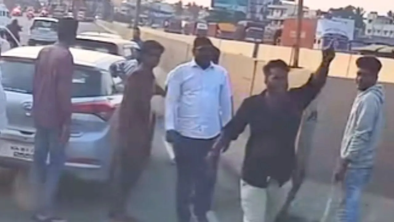 Bengaluru assault case: ಬೆಂಗಳೂರಲ್ಲಿ ಕನ್ನಡಿಗರ ಮೇಲೆ ತಮಿಳು ಗೂಂಡಾಗಳಿಂದ ಹಲ್ಲೆ; ಟಿಟಿ ವಾಹನ ಅಡ್ಡಗಟ್ಟಿ ಕಿರಿಕ್‌!