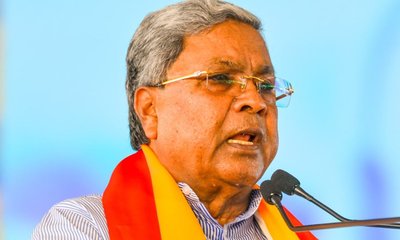 ಕೇರಳದ ಕನ್ನಡ ಶಾಲೆಗಳಲ್ಲಿ ಪ್ರಥಮ ಭಾಷೆಯಾಗಿ ಮಲಯಾಳಂ; ಸಿಎಂ ಆಕ್ಷೇಪ