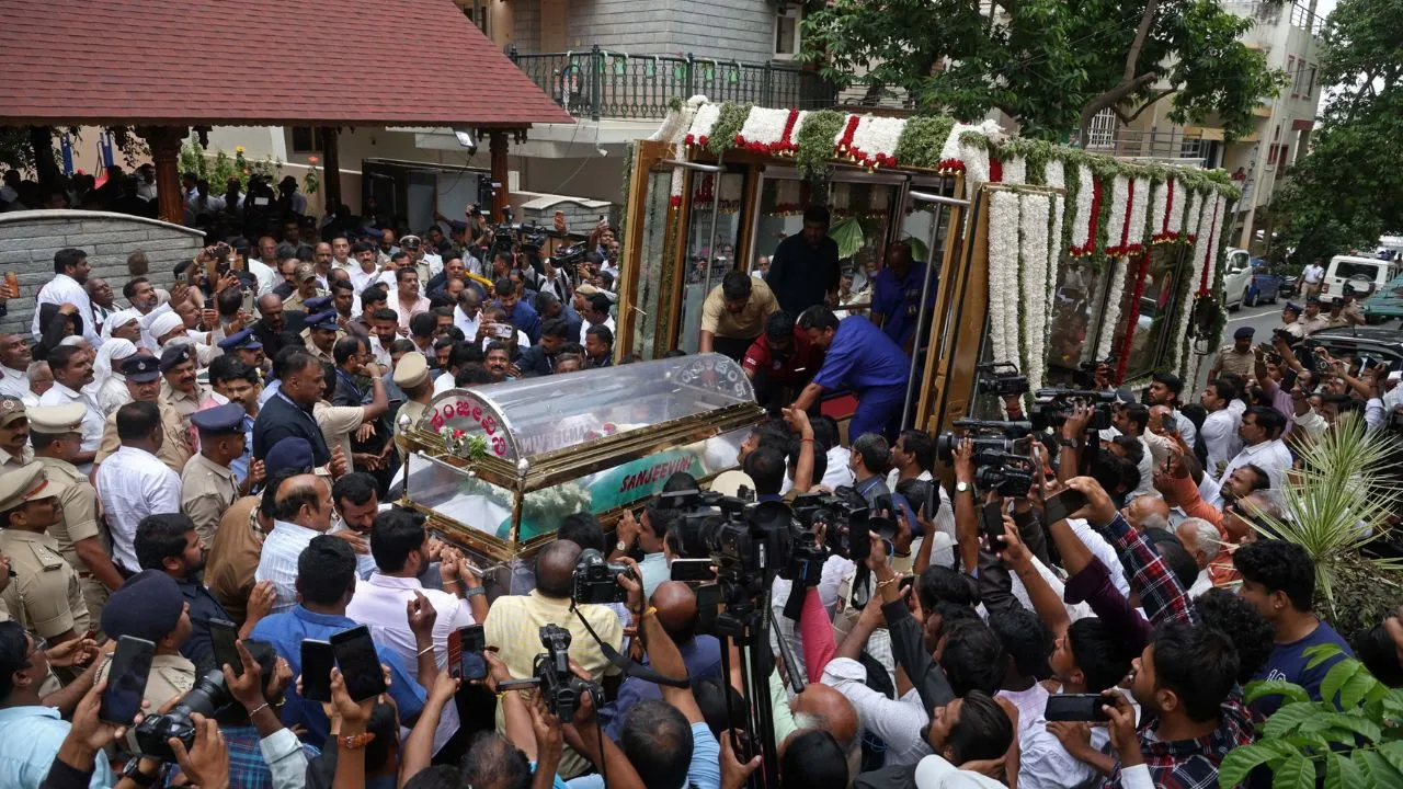 Chennamma Deve Gowda: ಬೆಂಗಳೂರಿನಲ್ಲಿ ಚೆನ್ನಮ್ಮ ಅಂತಿಮ ದರ್ಶನಕ್ಕೆ ಹರಿದುಬಂದ ಜನಸಾಗರ - Image 3