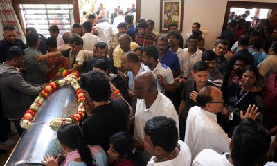 ಬೆಂಗಳೂರಿನಲ್ಲಿ ಚೆನ್ನಮ್ಮ ಅಂತಿಮ ದರ್ಶನಕ್ಕೆ ಹರಿದುಬಂದ ಜನಸಾಗರ