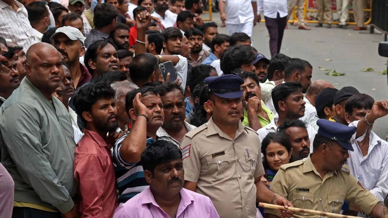 Chennamma Deve Gowda: ಬೆಂಗಳೂರಿನಲ್ಲಿ ಚೆನ್ನಮ್ಮ ಅಂತಿಮ ದರ್ಶನಕ್ಕೆ ಹರಿದುಬಂದ ಜನಸಾಗರ - Image 6