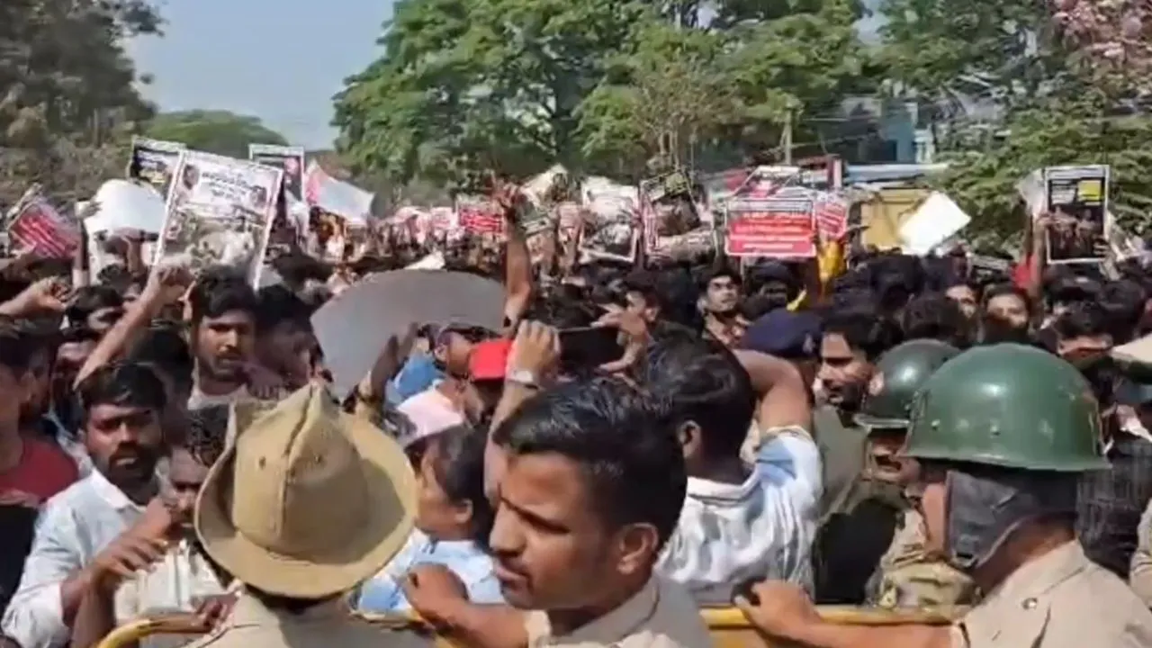 Dharwad Protest: ಖಾಲಿ ಹುದ್ದೆಗಳ ಭರ್ತಿಗೆ ಆಗ್ರಹ; ಧಾರವಾಡದಲ್ಲಿ ಭುಗಿಲೆದ್ದ ಉದ್ಯೋಗಾಕಾಂಕ್ಷಿಗಳ ಆಕ್ರೋಶ