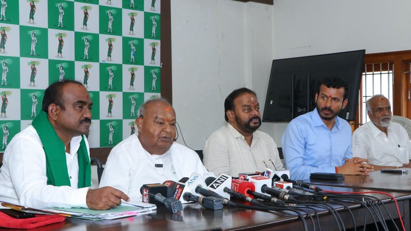 _HD Devegowda press meet about Bidadi township (1)
