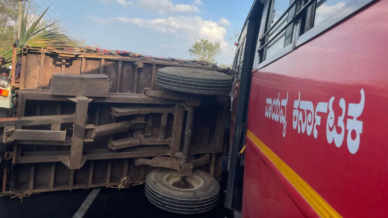 Haveri Accident: ಹಾವೇರಿ ಬಳಿ ಬಸ್-ಟ್ರ್ಯಾಕ್ಟರ್ ಮುಖಾಮುಖಿ ಡಿಕ್ಕಿಯಾಗಿ 15 ಜನಕ್ಕೆ ತೀವ್ರ ಗಾಯ