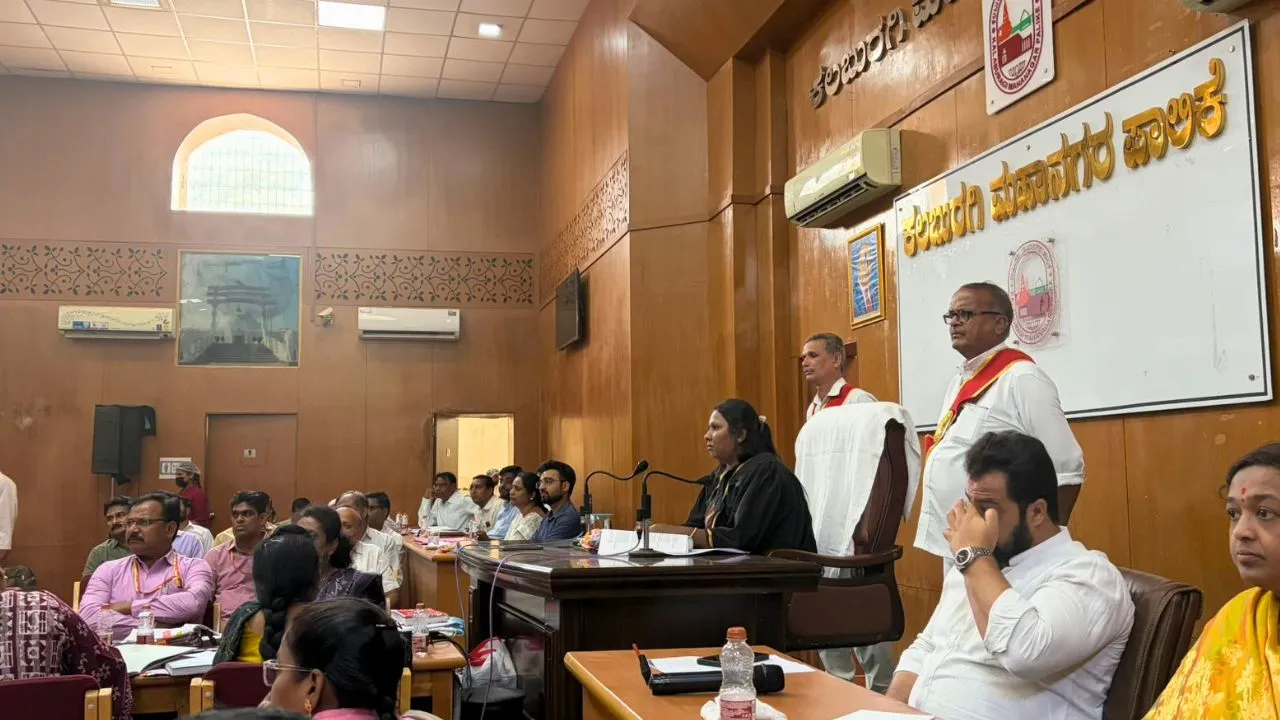 ಕಲಬುರಗಿ ಪಾಲಿಕೆ ಸಭಾಂಗಣದಲ್ಲಿ ಹೈಡ್ರಾಮಾ; ವಿರೋಧ ಪಕ್ಷದ ಬಹಿಷ್ಕಾರದ ನಡುವೆಯೇ ನಡೆದ ಸಾಮಾನ್ಯ ಸಭೆ!