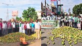 ಕೋಲಾರದಲ್ಲಿ ರಸ್ತೆಗೆ ಮಾವಿನ ಕಾಯಿ ಸುರಿದು ರೈತರ ಪ್ರತಿಭಟನೆ