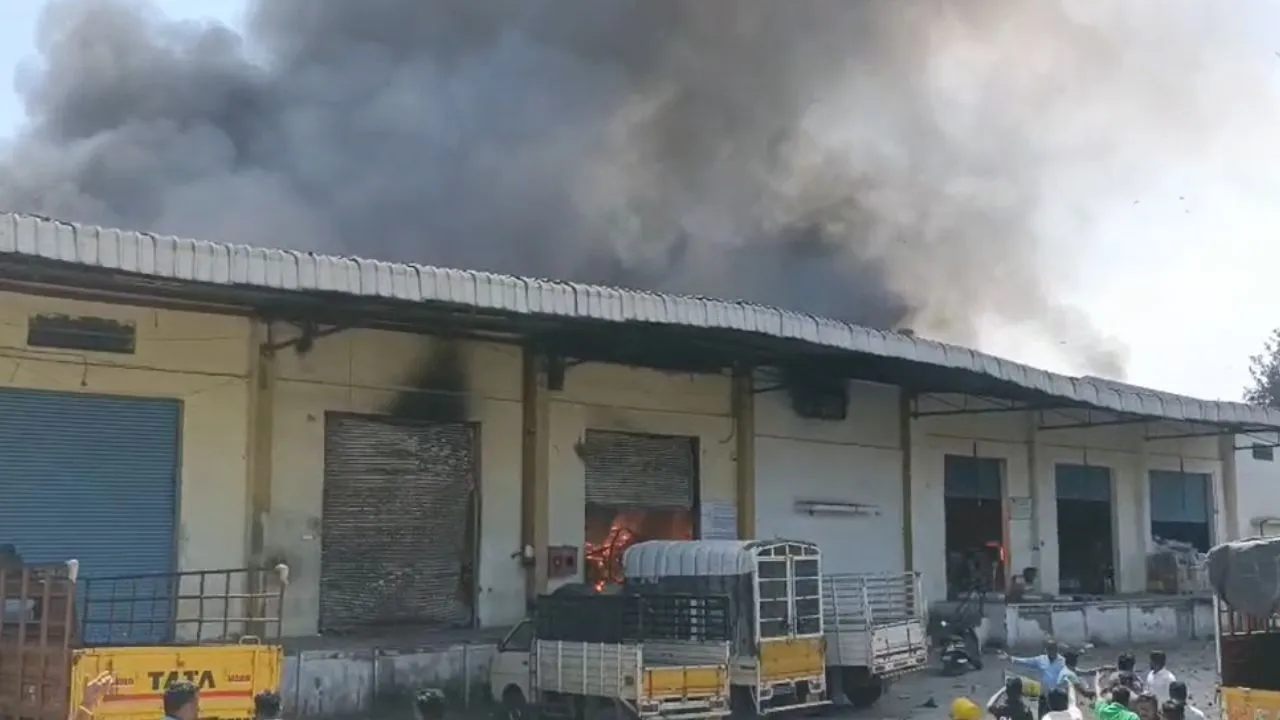 ನೆಲಮಂಗಲದ ವಿಪ್ರೋ ಎಂಟರ್‌ಪ್ರೈಸಸ್ ಗೋದಾಮಿನಲ್ಲಿ ಭೀಕರ ಅಗ್ನಿ ಅವಘಡ; ಲಕ್ಷಾಂತರ ರೂ. ಮೌಲ್ಯದ ವಸ್ತುಗಳು ಭಸ್ಮ