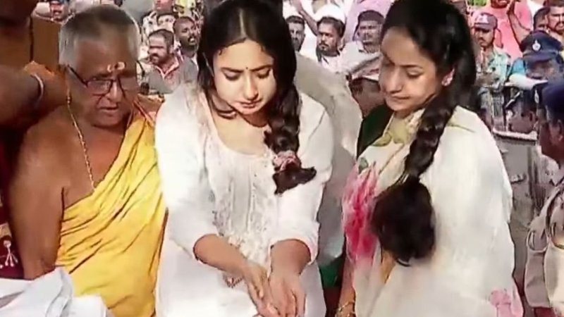 _S. Janaki's last rites (2)