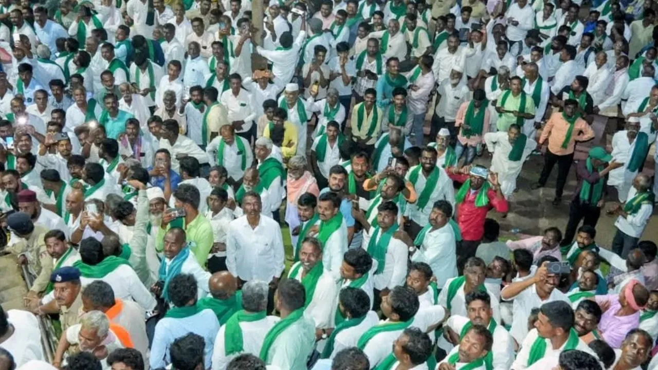 Hubballi Chalo padayatra: ಕಬ್ಬು ಬೆಳೆಗಾರರ ಪಾದಯಾತ್ರೆ ತಾತ್ಕಾಲಿಕ ಸ್ಥಗಿತ; ಕೇಂದ್ರಕ್ಕೆ ಒಂದು ತಿಂಗಳ ಗಡುವು