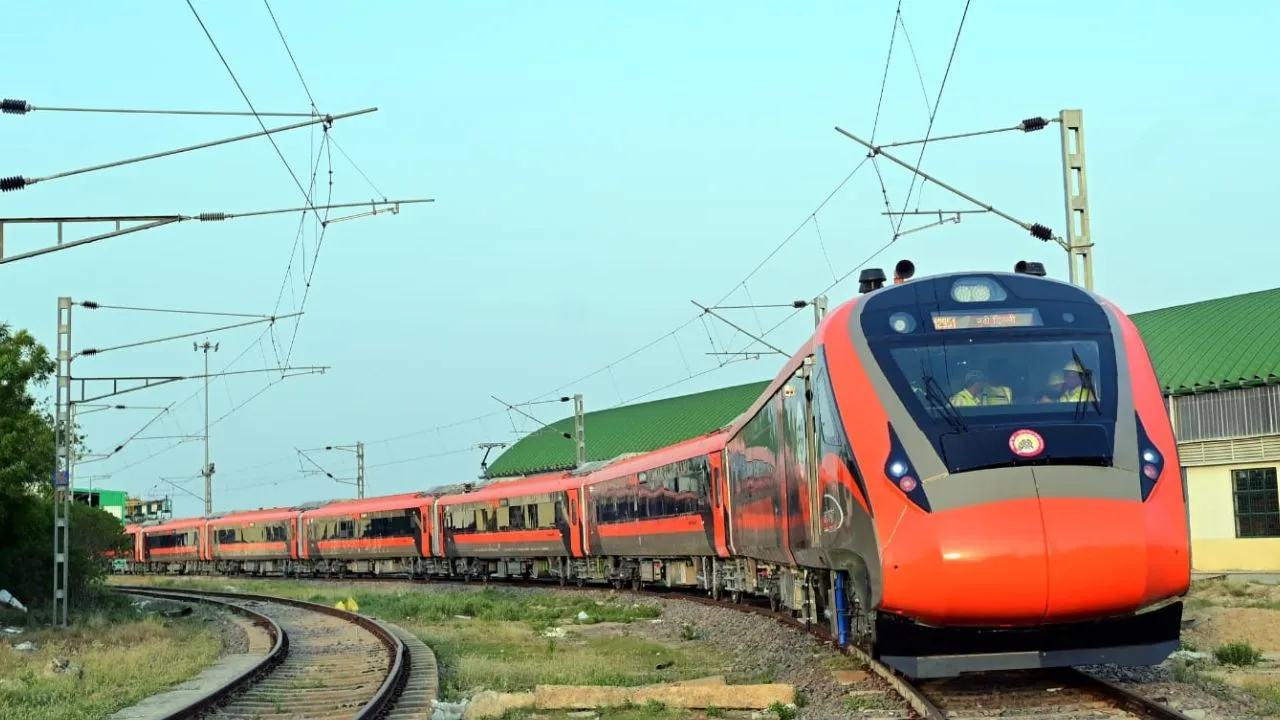 Vande Bharat Express: ಮೊದಲ ವಂದೇ ಭಾರತ್ ರೈಲು ಉತ್ಪಾದಿಸಿದ ರಾಯ್‌ ಬರೇಲಿಯ ಎಂಸಿಎಫ್; ಟ್ರಯಲ್‌ ರನ್‌ಗೆ ರವಾನೆ