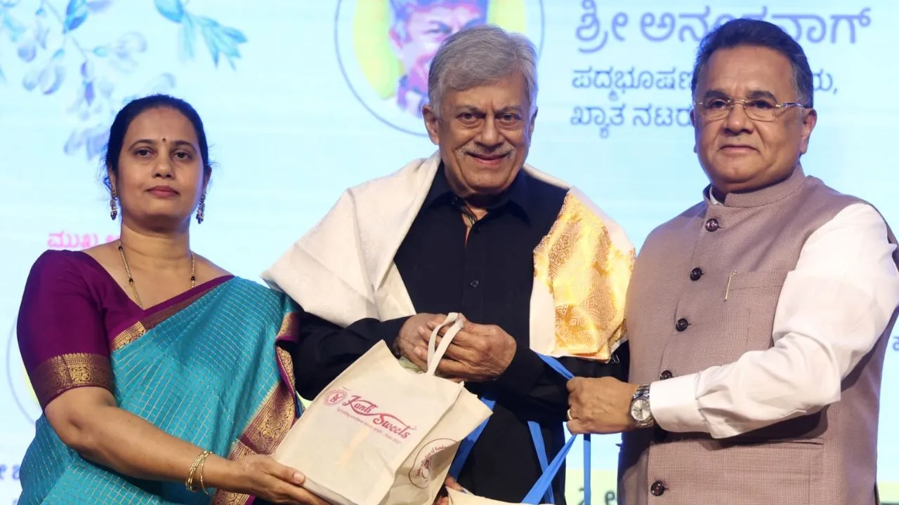 Vishwavani Pustaka: ವಿಶ್ವವಾಣಿ ಪುಸ್ತಕ ಪ್ರಕಾಶನದ 9 ಕೃತಿಗಳ ಲೋಕಾರ್ಪಣೆ; ಹಿರಿಯ ನಟ ಅನಂತನಾಗ್‌, ಚಕ್ರವರ್ತಿ ಸೂಲಿಬೆಲೆ ಸೇರಿ ಗಣ್ಯರು ಭಾಗಿ- ಇಲ್ಲಿವೆ Photos - Image 4