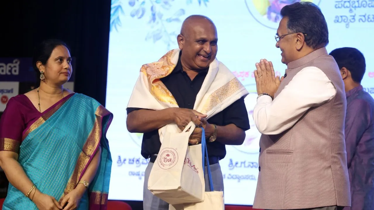 Vishwavani Pustaka: ವಿಶ್ವವಾಣಿ ಪುಸ್ತಕ ಪ್ರಕಾಶನದ 9 ಕೃತಿಗಳ ಲೋಕಾರ್ಪಣೆ; ಹಿರಿಯ ನಟ ಅನಂತನಾಗ್‌, ಚಕ್ರವರ್ತಿ ಸೂಲಿಬೆಲೆ ಸೇರಿ ಗಣ್ಯರು ಭಾಗಿ- ಇಲ್ಲಿವೆ Photos - Image 6