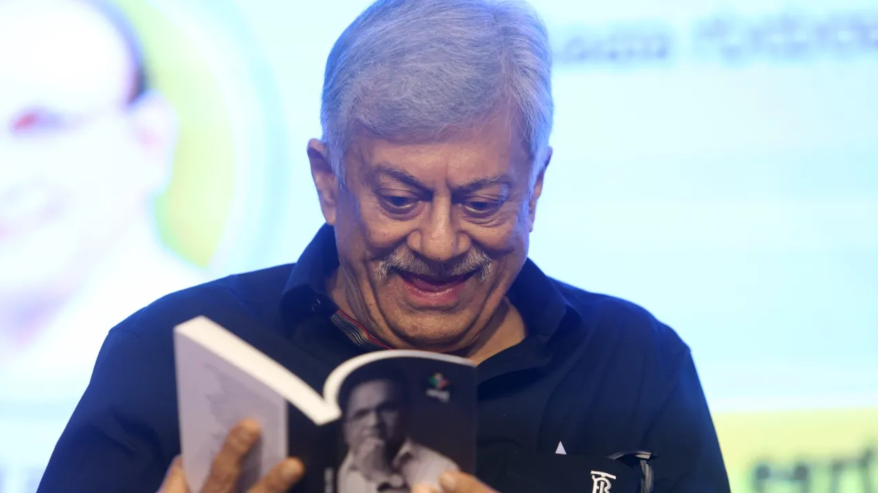 Vishwavani Pustaka: ವಿಶ್ವವಾಣಿ ಪುಸ್ತಕ ಪ್ರಕಾಶನದ 9 ಕೃತಿಗಳ ಲೋಕಾರ್ಪಣೆ; ಹಿರಿಯ ನಟ ಅನಂತನಾಗ್‌, ಚಕ್ರವರ್ತಿ ಸೂಲಿಬೆಲೆ ಸೇರಿ ಗಣ್ಯರು ಭಾಗಿ- ಇಲ್ಲಿವೆ Photos - Image 13