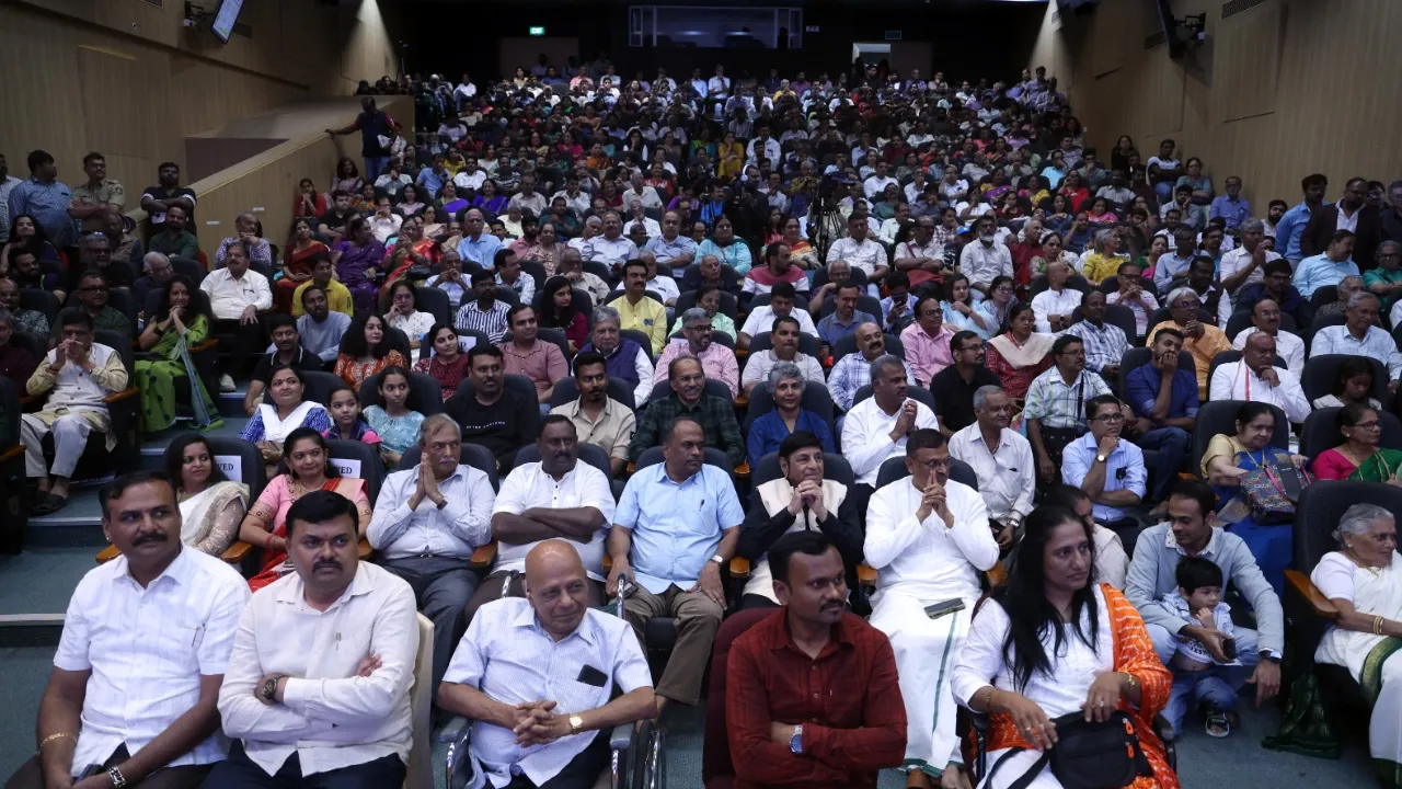Vishwavani Pustaka: ವಿಶ್ವವಾಣಿ ಪುಸ್ತಕ ಪ್ರಕಾಶನದ 9 ಕೃತಿಗಳ ಲೋಕಾರ್ಪಣೆ; ಹಿರಿಯ ನಟ ಅನಂತನಾಗ್‌, ಚಕ್ರವರ್ತಿ ಸೂಲಿಬೆಲೆ ಸೇರಿ ಗಣ್ಯರು ಭಾಗಿ- ಇಲ್ಲಿವೆ Photos - Image 20