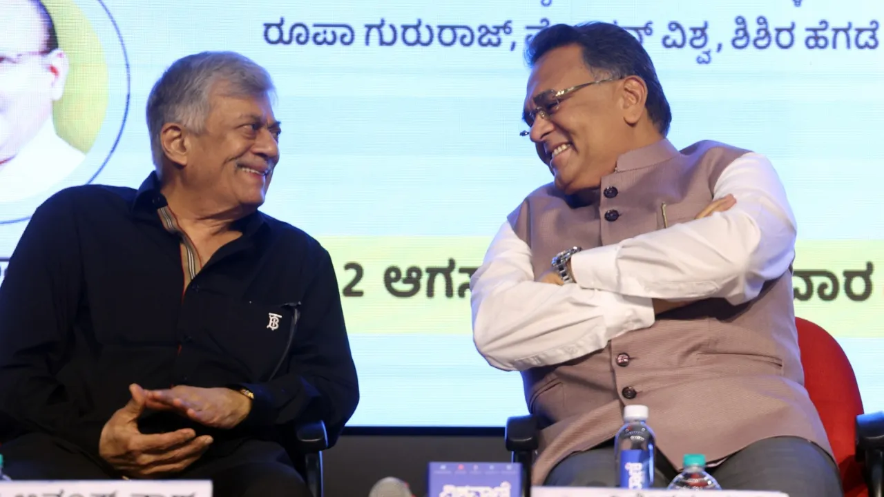 Vishwavani Pustaka: ವಿಶ್ವವಾಣಿ ಪುಸ್ತಕ ಪ್ರಕಾಶನದ 9 ಕೃತಿಗಳ ಲೋಕಾರ್ಪಣೆ; ಹಿರಿಯ ನಟ ಅನಂತನಾಗ್‌, ಚಕ್ರವರ್ತಿ ಸೂಲಿಬೆಲೆ ಸೇರಿ ಗಣ್ಯರು ಭಾಗಿ- ಇಲ್ಲಿವೆ Photos - Image 8